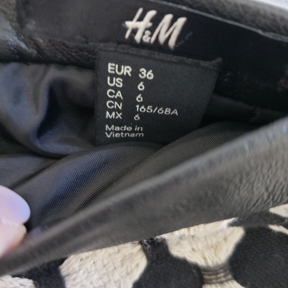 Black Skirt with Beige Design Size 6 - Picture 3 of 3